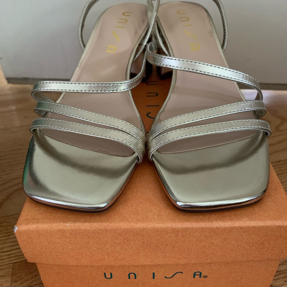 Unusa Gold Sandals Size 8M brand new. Purchased to wear to a wedding.